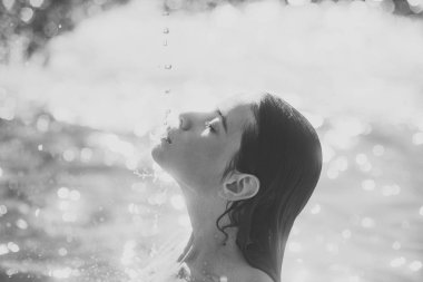 Cilt Bakımı ve sağlıklı bir yaşam tarzı. Cilt Bakımı su havuzu içinde kadın