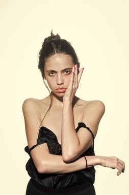 Kadın hiçbir makyaj yüz ve çıplak omuz