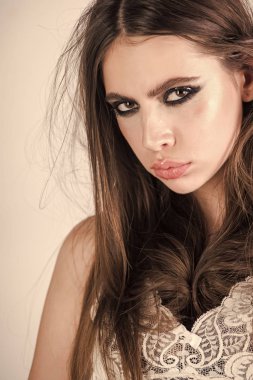 Güzel yüzü ve uzun esmer saç makyaj kadınla