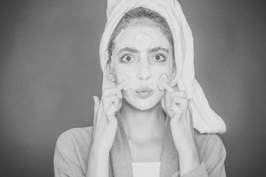 Kız yüz yeşil zemin üzerine salatalık maskesi öpücük dudaklar,