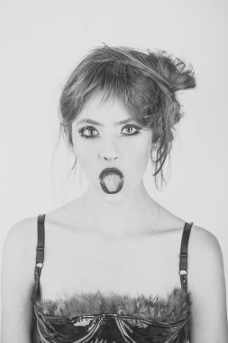 Makyaj üzerine beyaz izole kadın. Güzellik ve moda kız. Moda makyaj ile şık kız görünümünü. Son saatlerinde yanında bulunanlar ve Cilt Bakımı, Kuaför kozmetik. Komik surat ve zarif makyaj kadın ile