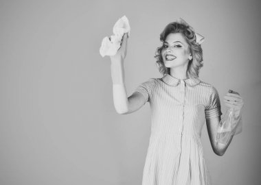 Sabun ve toz bezi kadın ile