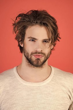 Kırmızı zemin üzerine sakallı uykulu adam.