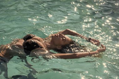 Spa Yüzme Havuzu, ferahlık ve Cilt Bakımı rahatlayın. Yaz tatili ve okyanus seyahat. Seksi kadın Karayip Denizi Bahamalar üzerinde. Kadının güzelliği banyo nemli. Maldivler veya Miami beach