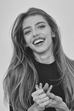 Siyah uzun sarı saçlı mutlu güzel kız