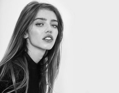 Siyah uzun sarı saçlı güzel kız