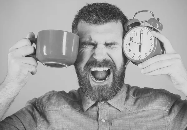 Taza roja con alarma, mañana perfecta . — Foto de Stock