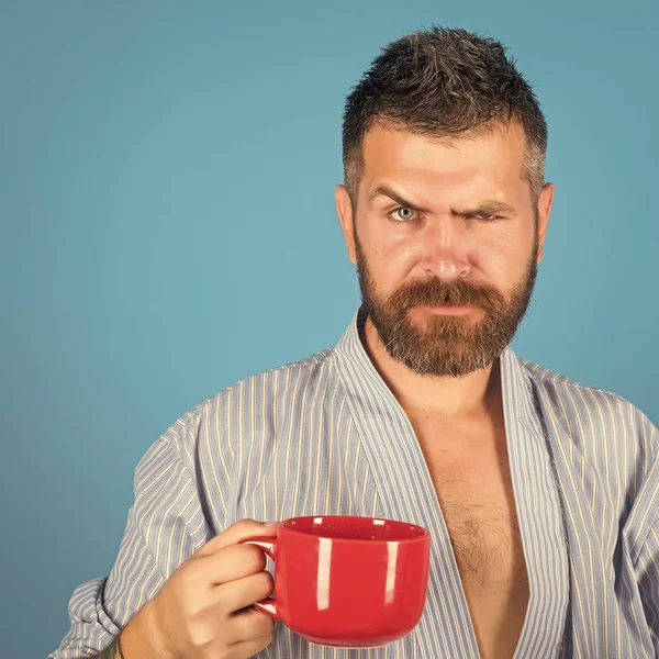 Dokonalé ráno s kávou, vousatý muž s pohár — Stock fotografie