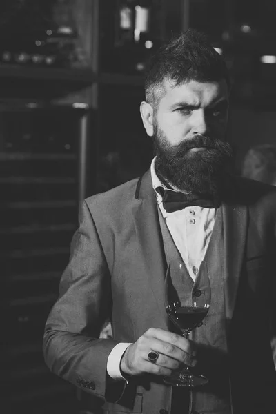 Encontro de data de hipster à espera no pub. cliente do bar sentar-se no café beber álcool. Empresário com longa bebida de barba no clube de charutos. Vinho perfeito. Homem barbudo resto no restaurante . — Fotografia de Stock