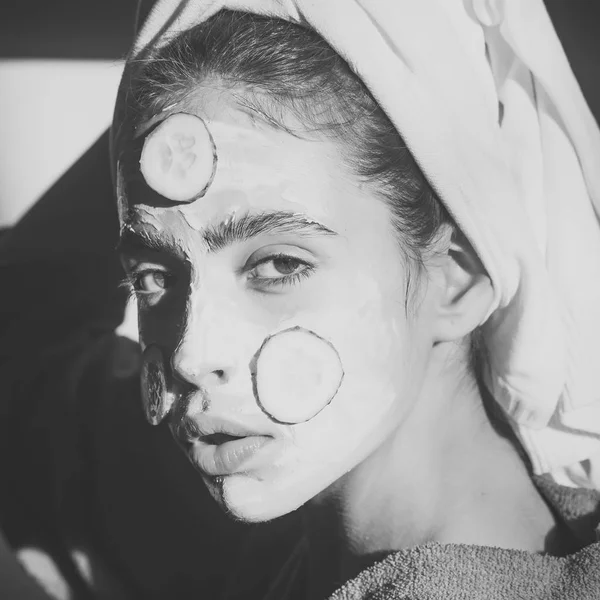 Twarz Dziewczyna lub kobieta z Maseczka Ogórkowa, ręcznik na głowę — Zdjęcie stockowe