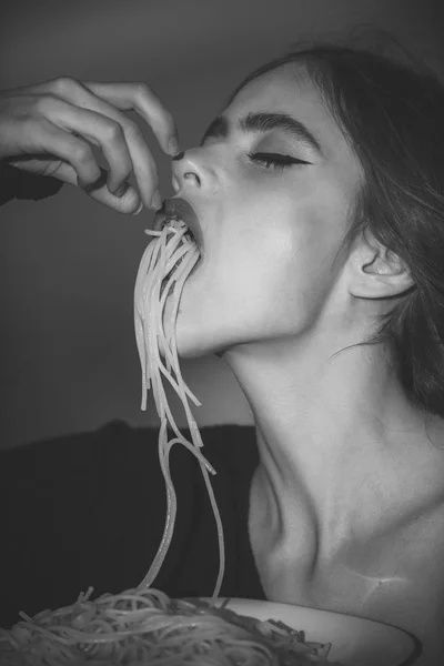 Kobieta jedzenie makaron jako krytyk degustator lub restauracja. Dieta i zdrowe jedzenie organiczne, Włochy. Głód, apetyt, przepis. Szef kuchni kobieta z czerwonymi ustami jeść makaron. Włoski makaron lub spaghetti na kolację, gotować — Zdjęcie stockowe