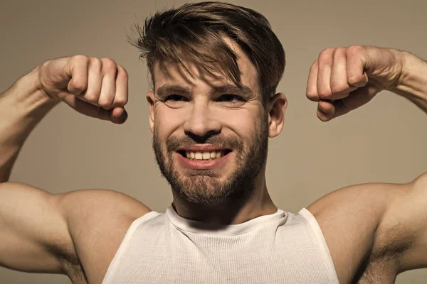 Macho glimlach met sterke armen in witte singlet — Stockfoto