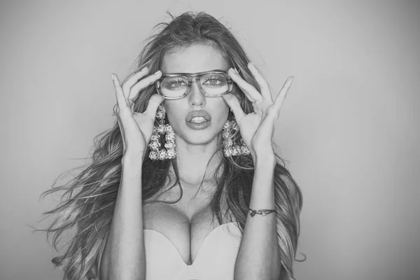 Femme avec de gros seins porte des lunettes à l'ancienne pour la vision. Concept de magasin d'optique. Sexy fille nue avec maquillage, cheveux longs, fond clair. Fille myopie a besoin de lunettes modernes — Photo