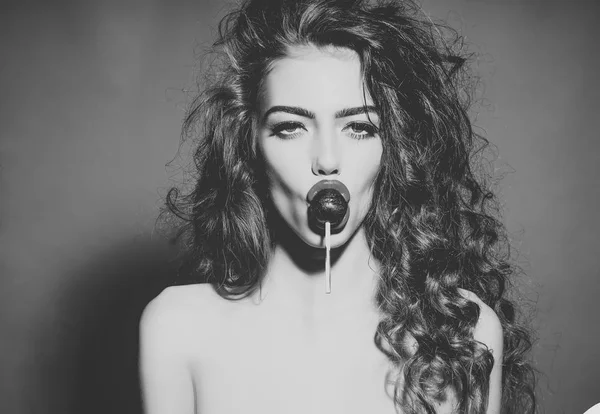 Сексуальна жінка з льодяником у чуттєвому роті — стокове фото