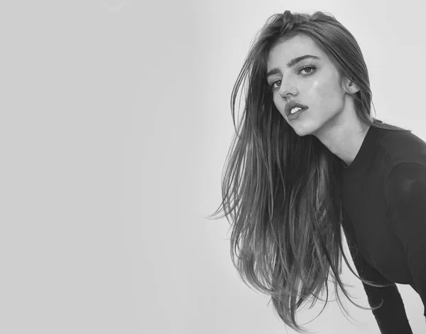 Красива дівчина з довгим світлим волоссям в чорному — стокове фото