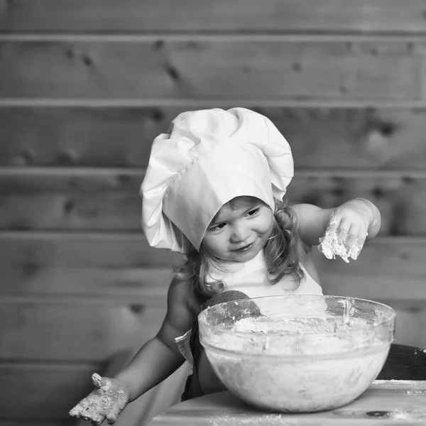 幸せな男の子の子供調理混練生地 — ストック写真