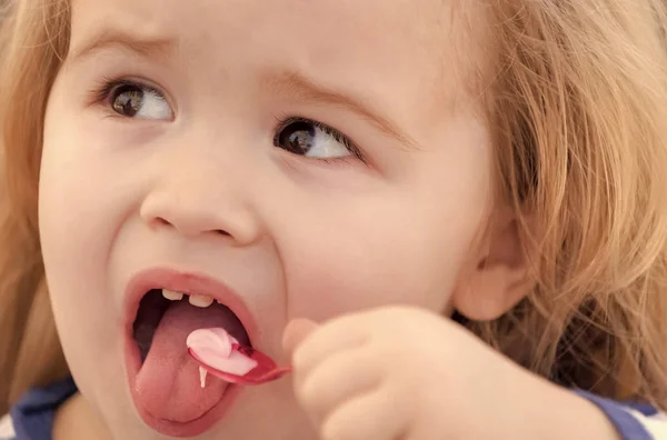 Criança come sorvete, iogurte de frutas congeladas, gelato ou sorvete — Fotografia de Stock