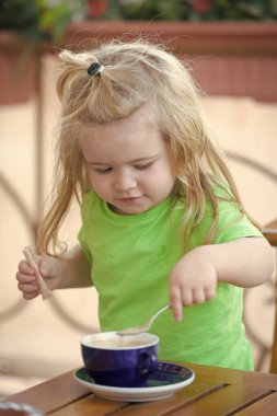 çocuk için sağlıklı bir kahvaltı.