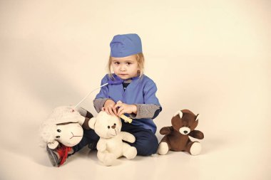 oyuncak hayvan ile tek tip oyun doktor çocukta veteriner