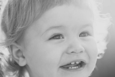 Kıvırcık saçlı küçük çocuk