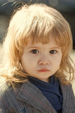 Güneşli bir gün açık havada bebek