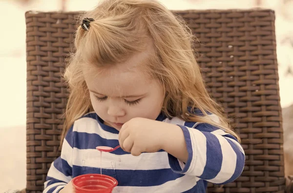 Criança come sorvete na xícara com colher — Fotografia de Stock