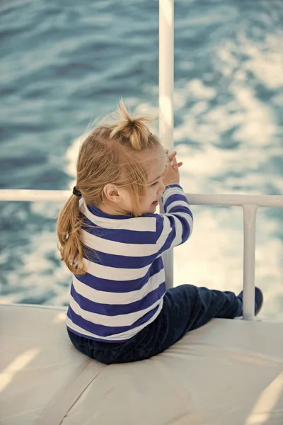 Schattig jongenskind achterover te leunen op het dek van de jacht — Stockfoto
