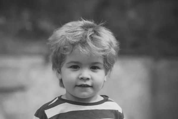 Concetto di infanzia. Bambino o ragazzo con viso calmo — Foto Stock