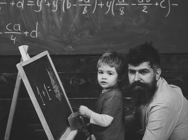 Προσχολικής ηλικίας το παιδί και ο δάσκαλος στην τάξη. Πατέρας βοηθώντας το αγοράκι με τα μαθηματικά. Μπαμπάς αγκαλιάζει το παιδί του — Φωτογραφία Αρχείου