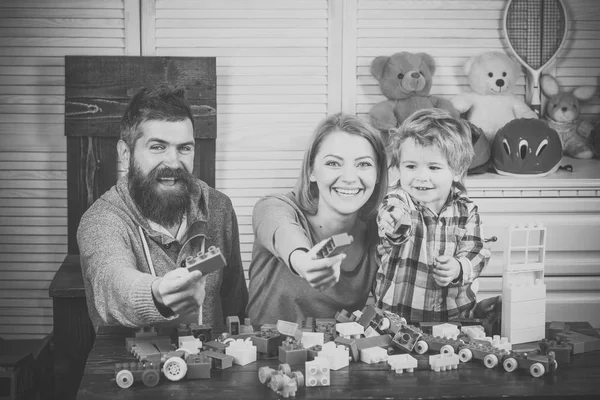 Jonge familie spel met bouw kunststof blokken. — Stockfoto