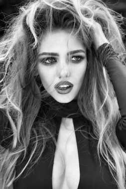 seksi genç kadın uzun saçlı