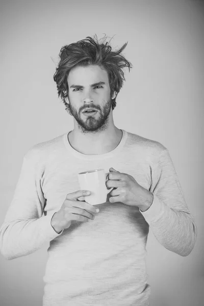 Man with disheveled hair drink mulled wine. — Stock Photo, Image