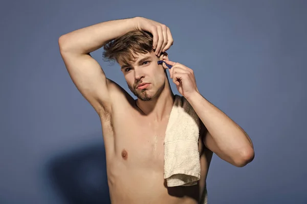Guy barba rasata con rasoio e asciugamano sul petto sexy — Foto Stock