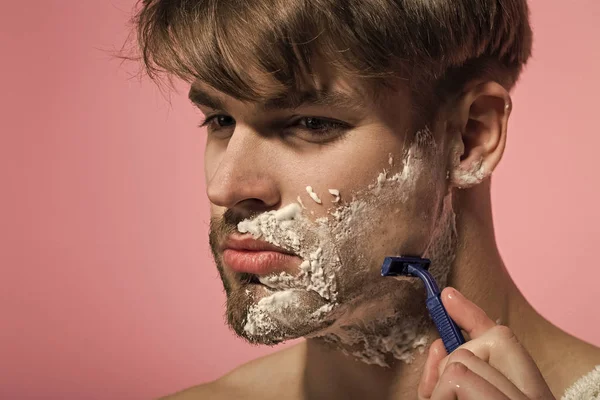 Hombre afeitado barba pelo con navaja de afeitar sobre fondo rosa — Foto de Stock