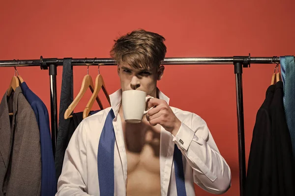 Empresario beber té o café en armario sobre fondo rojo — Foto de Stock