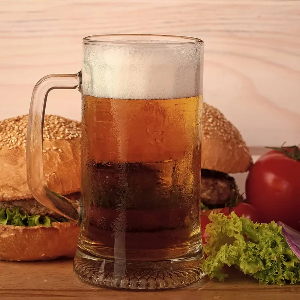 Cerveza y hamburguesa — Foto de Stock