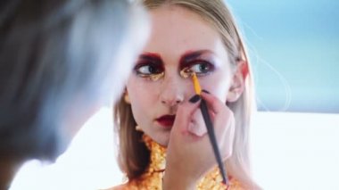 Parti makyaj. Tatil makyaj güzellik moda Model kız. Yaratıcı sarışın kız makyaj.