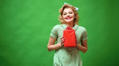 Güzellik kız moda model ile Hediyelik kutu elinde. Pin-up tarzı giyimli kadın hediye ile. Retro moda ve vintage kavramı.