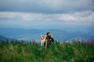 Dağ tepe üzerinde Romantik Çift