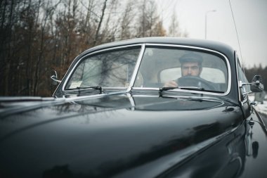 Eskort erkek ya da güvenlik görevlisi. Seyahat ve iş gezisi ya da hiking hitch. Araba sakallı adam. Vintage otomatik arama çocuk. Retro koleksiyonu araba ve otomatik mekanik sürücü tarafından tamir