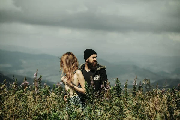 Romantický pár na vrchol hory — Stock fotografie
