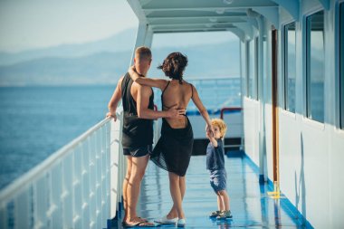 Aile Anne ya da babalar gününde çocukla seyahat. Aile deniz gezisi.