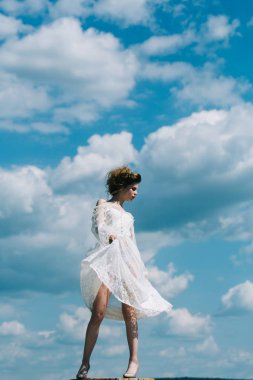 mutlu genç kadın hayalleri rüzgarları üzerinde uçmak için.