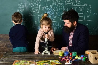 Öğretmenler iş yakından ile okullar ve öğretmenler ve okulda uygun olmayabilir. Evde öğreniyor. Çocuklar genellikle daha kolay görüntüleri resimleri ve kayma anlayış kullanarak öğrenebilirsiniz.