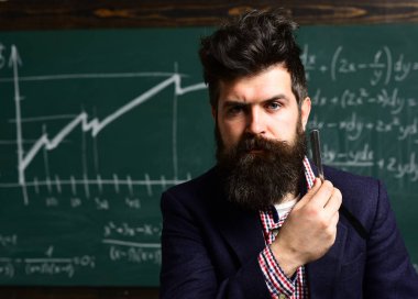 Öğrenci yıllık sınav hazırlık için kompozisyon yazma. Kişisel. iş. Modern öğretmen hippi matematik formülü ile büyük yazı tahtası üzerinde yazılı. Öğretmen ya da öğretmen enerjik bir kişi olması gerekir.