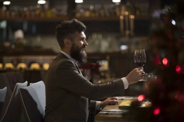 bir kadeh şampanya ile yakışıklı adam