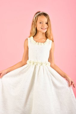 Moda ve güzellik, küçük prenses. Pembe bir arka plan, güzellik moda modeli. Bak, Kuaför, makyaj. Elegance şık seksi elbiseli kız çocuk. Şık elbiseli küçük kız balo.