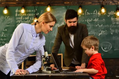 Sırasında gülümseyen yetişkin öğrenciler sınıf iç, yetenekli koç atölye sırasında kapalı break - şık üniversite iç, özel öğretmenler verimli eğitim kez var büyük öğretim deneyimi,