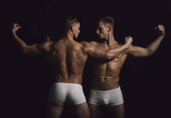 Sportler mit muskulösem Körper. Sportler-Zwillinge in Bodybuilder-Pose. — Stockfoto