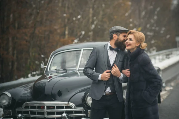 A pár a szerelem a romantikus dátum. Escort lány biztonsági. Utazási és üzleti út vagy autostop. Szakállas férfi, és szexi nő a bundáját. Retro gyűjtemény autó és automatikus javítás-szerelő vezető. — Stock Fotó